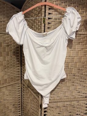 7001)Anthropologie White Puff-Sleeve Scoop Neck Bodysuit